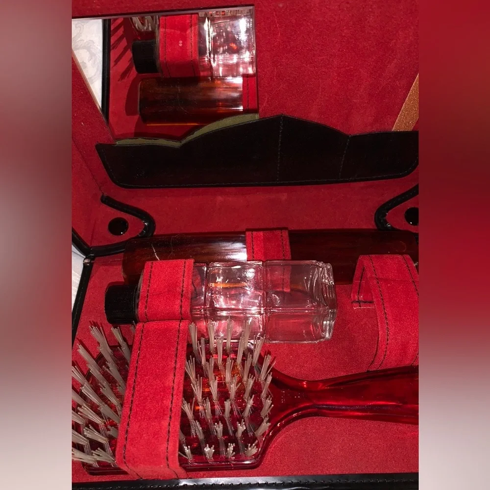 Vintage men’s grooming set in a black case and red interior